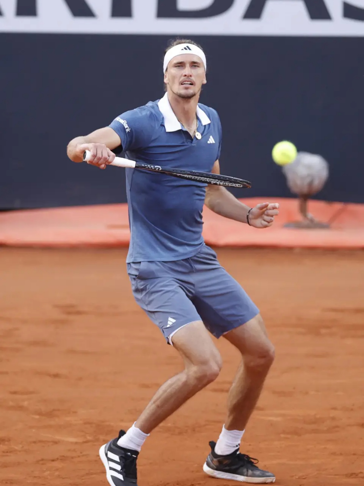 意大利网球队爆冷日本网球队，兹维列夫统治全场的简单介绍