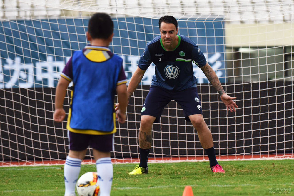 狼堡主教练力挺球队表现，继续期待更好