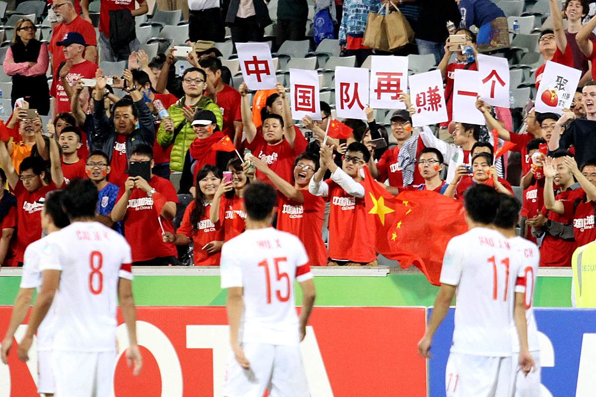 亚洲足坛精彩对决引发球迷关注