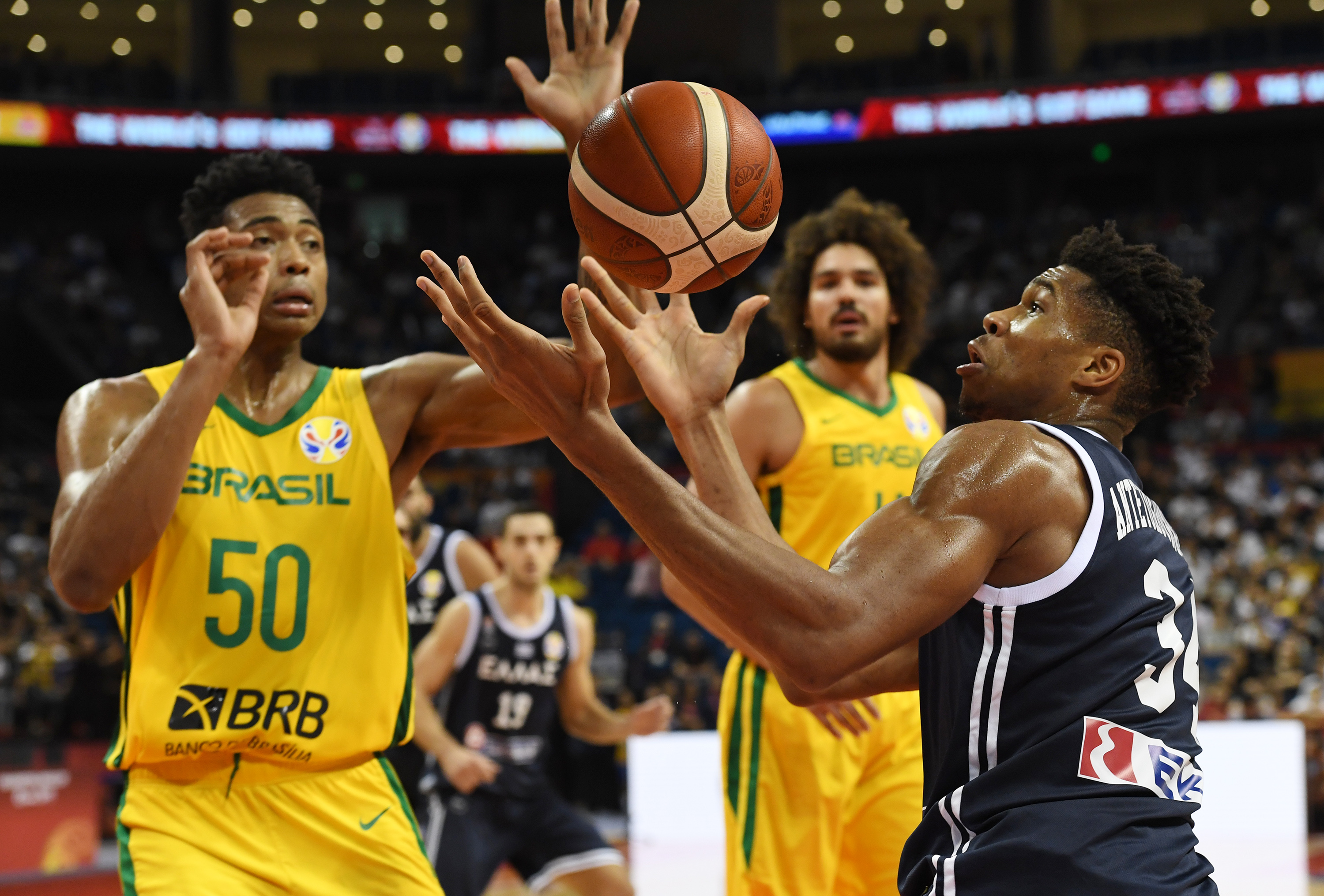 希腊队在比赛中展现出众篮球技术 希腊队在比赛中展现出众篮球技术