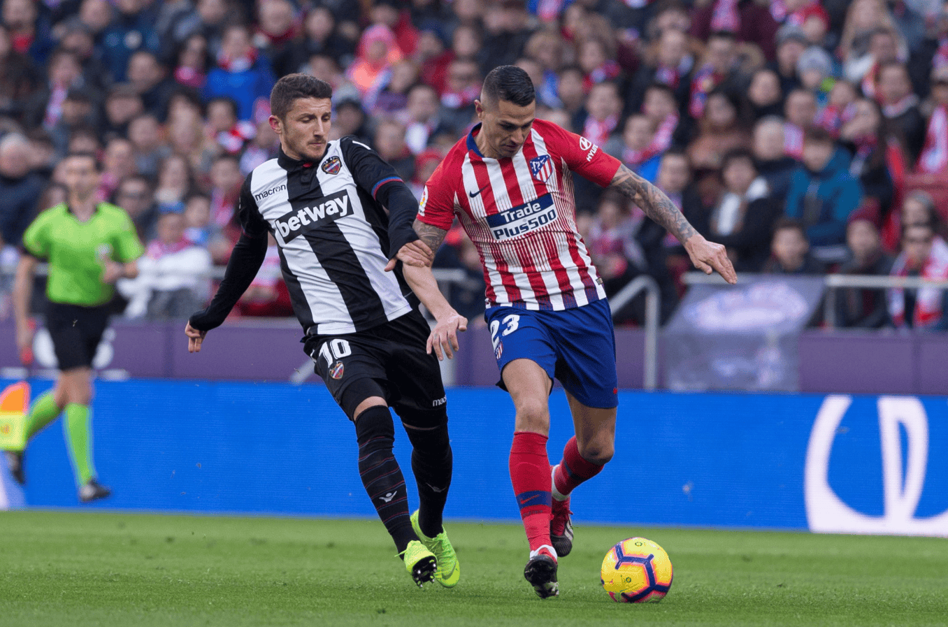 包含巴伦西亚客场逆转瓦拉多利德，夺回联赛头名的词条