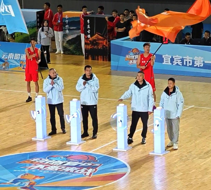 中国篮球联盟赛场上火爆开战