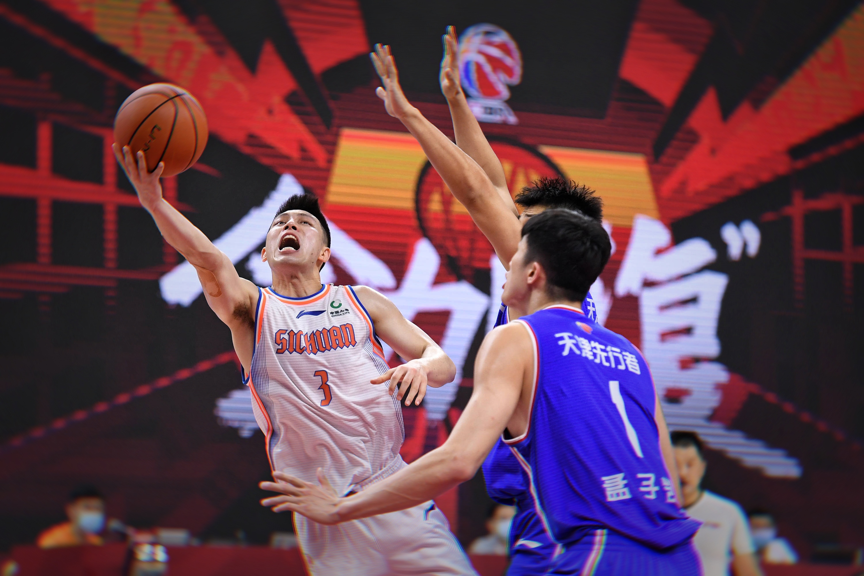 中国篮球联盟赛场上火爆开战