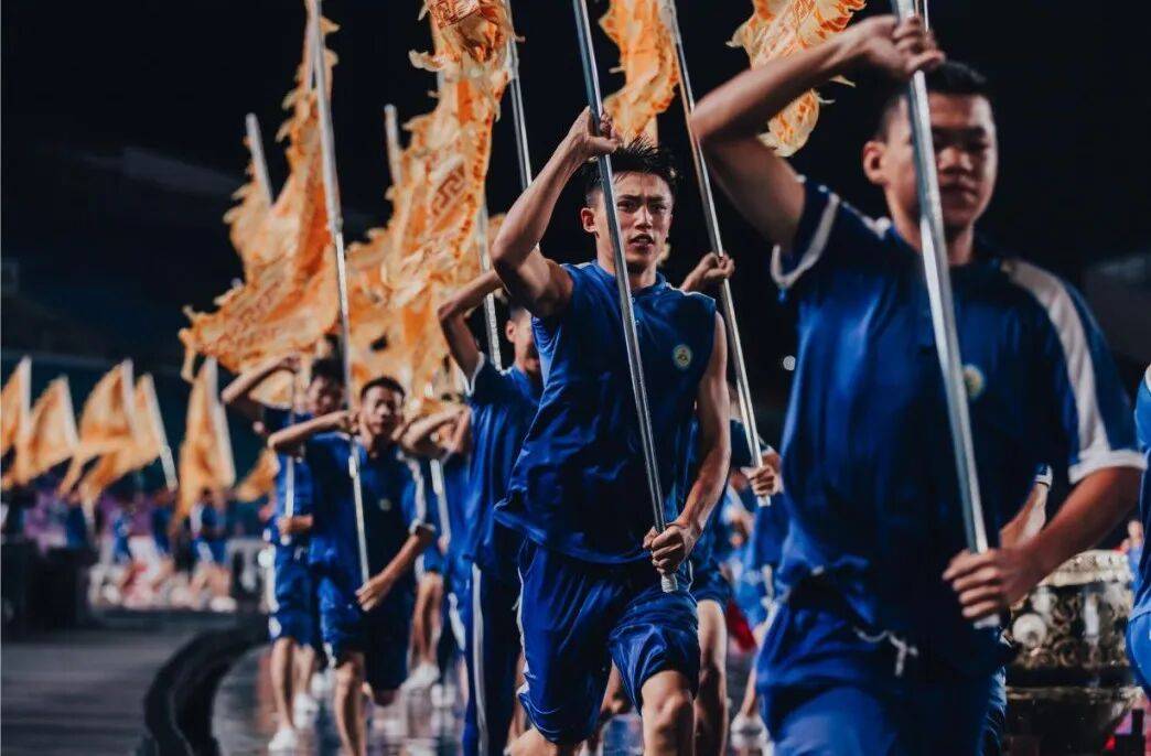 运动员们在场上全力以赴，向胜利冲刺