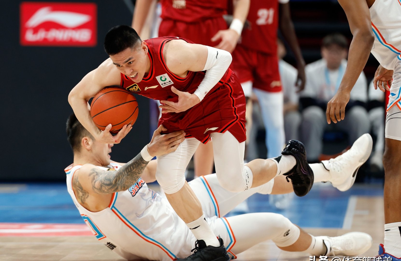 比赛激烈，强队战胜晋级对手