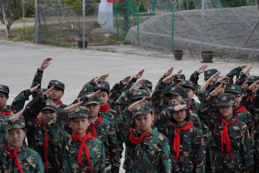 主教练高喊斗志，队员奋起直追的简单介绍